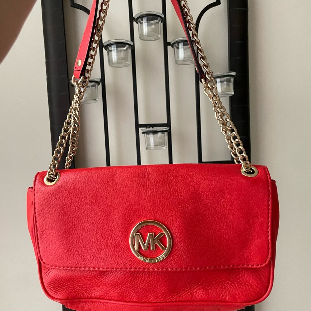 Super Trendy Michael Kors Shoulder Bag in red! ❤️